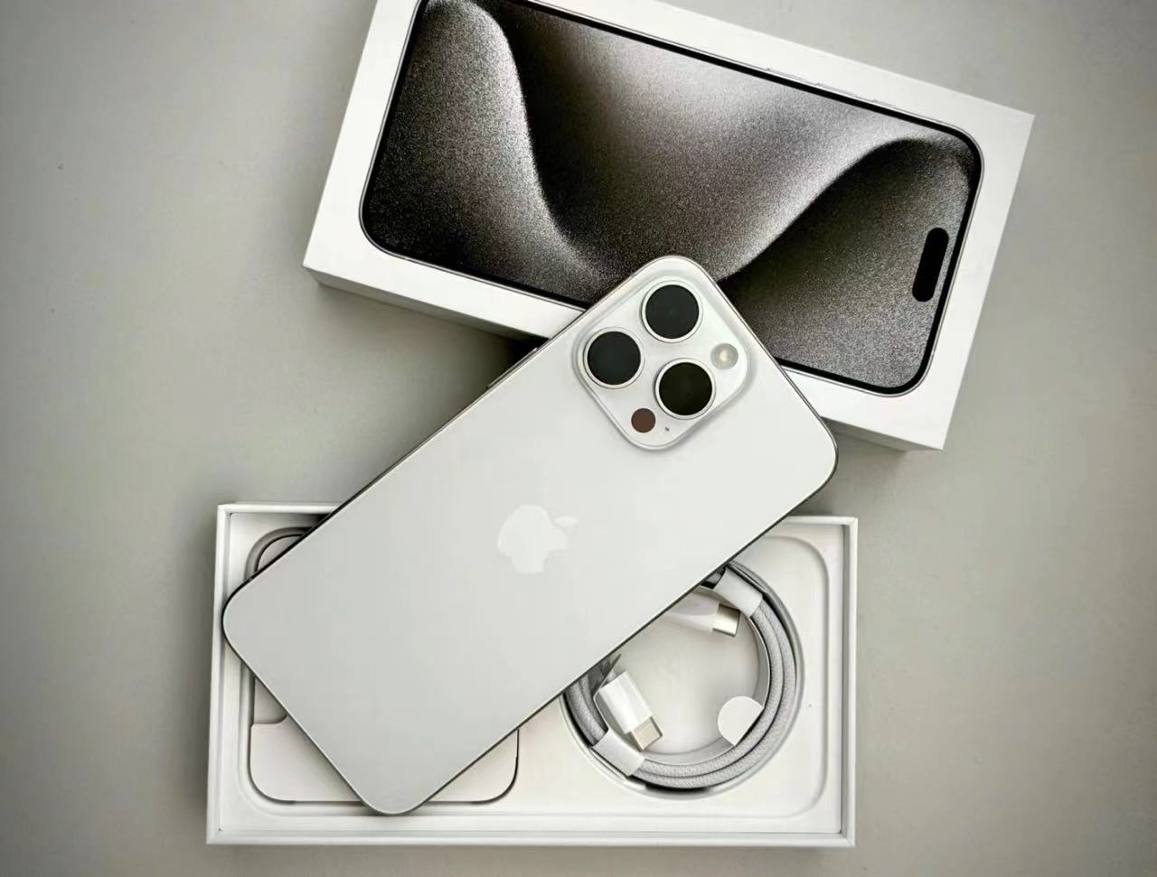How many watts does the Apple 15 support? 20W charging head is the best choice!(图1) 80e56823ab5032bf6155e1af466c43b.jpg